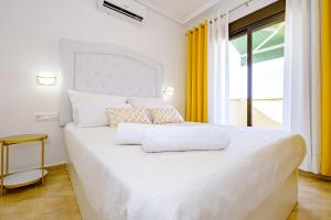 Posteľ alebo postele v izbe v ubytovaní Holiday Penthouse San Miguel 5-7