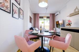 Televízia a/alebo spoločenská miestnosť v ubytovaní Holiday Penthouse San Miguel 5-7