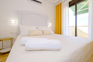 Posteľ alebo postele v izbe v ubytovaní Holiday Penthouse San Miguel 5-7