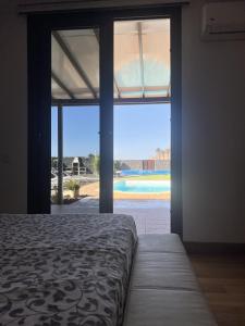 um quarto com uma cama e vista para uma piscina em Villa Jaira em La Vegueta