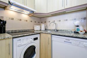 Kuchyňa alebo kuchynka v ubytovaní Holiday Penthouse San Miguel 5-7