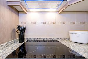 Kuchyňa alebo kuchynka v ubytovaní Holiday Penthouse San Miguel 5-7