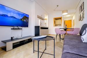 Televízia a/alebo spoločenská miestnosť v ubytovaní Holiday Penthouse San Miguel 5-7