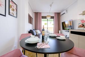 Televízia a/alebo spoločenská miestnosť v ubytovaní Holiday Penthouse San Miguel 5-7