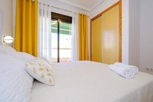 Posteľ alebo postele v izbe v ubytovaní Holiday Penthouse San Miguel 5-7