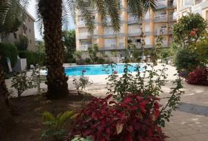 a resort with a swimming pool and a building at Salou apartamento familiar / piscina / zona tranquila in Salou
