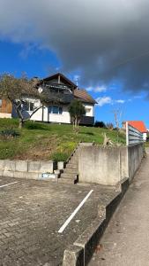 a parking lot with stairs in front of a house at Monteurzimmer Ringingen in Erbach