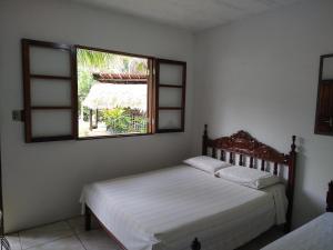 三一市的住宿－Araribé Pousada，一间卧室设有两张床和窗户。