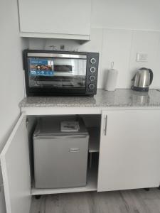 un horno microondas en la parte superior de una barra de cocina en Departamento Parque San Martín en La Plata
