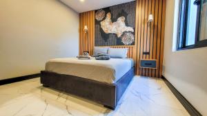 1 dormitorio con 1 cama grande en una habitación en Çimentepe Residence Deluxe, en Bodrum City