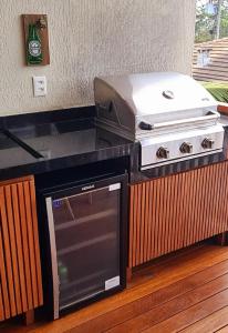 Il comprend une cuisine équipée d'une cuisinière et d'un grill. dans l'établissement Barra Grande Condomínio de Alto Padrão na Vila, à Barra Grande