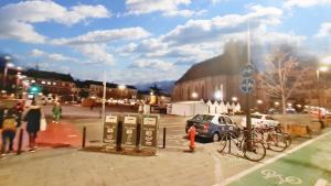 - un parking avec une voiture et des vélos garés devant un bâtiment dans l'établissement Spacious 5* luxury in historic center free parking, à Cluj-Napoca