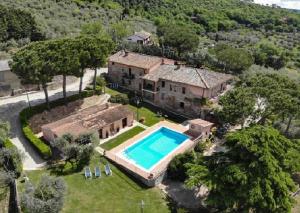 una vista aérea de una casa con piscina en Il Sodino 1738 - Locazione Turistica en San Feliciano