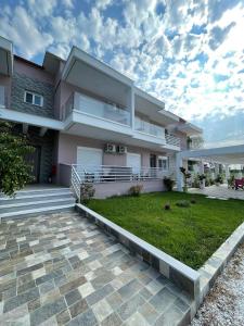 a large house with a lawn in front of it at Nigdeli Studios in Stavros