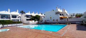 einem Pool vor einem Gebäude in der Unterkunft VISION RELAX HOME in Playa del Ingles