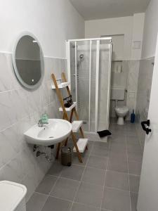 a bathroom with a sink and a shower and a toilet at Eine Wohnung zum wohlfühlen in Lübbecke