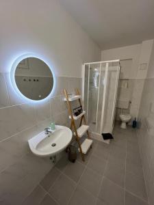 a bathroom with a sink and a shower and a toilet at Eine Wohnung zum wohlfühlen in Lübbecke