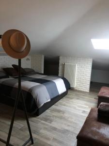 sypialnia z łóżkiem i kapeluszem na podłodze w obiekcie Gioconda’s Apartment w Rzymie