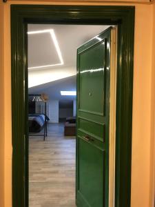 Una puerta verde en una habitación con sala de estar. en Gioconda’s Apartment, en Roma