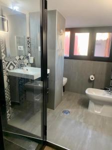 een badkamer met een douche, een wastafel en een toilet bij Gioconda’s Apartment in Rome