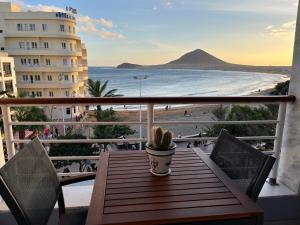 Una mesa en un balcón con vista a la playa. en Playa Grande, El Médano Best View, en El Médano