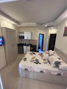 a bedroom with a bed and a kitchen in it at كذا بلانكا بيتش 220 in Hurghada