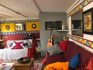 una habitación con una cama y una guitarra en ella en Secret Woodland Hideaway for two en Ilfracombe