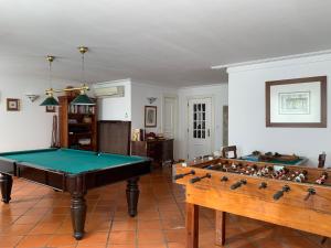 een woonkamer met een pooltafel en wat speelgoed bij A Casa da Celeste in Fagilde