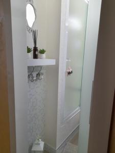 y baño con ducha con cabina de ducha de cristal. en Condominio - Guglielmo Tell en Sestriere