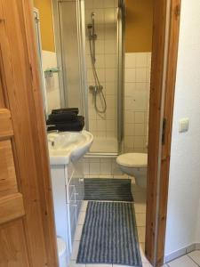 Ένα μπάνιο στο Nette Wohnung gute Austattung Parkplatz Terrasse