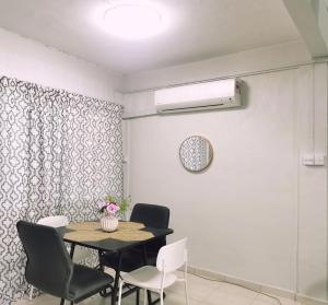 a dining room with a table and chairs at VIRTA Guesthouse in Sandakan