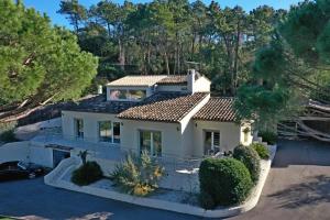 una vista aérea de una casa en Sublime Villa Piscine Jacuzzi Côte d'Azur en Mouans-Sartoux