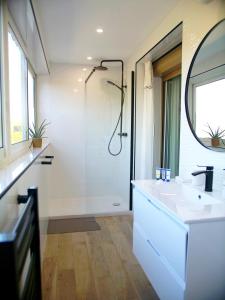 uma casa de banho branca com um lavatório e um chuveiro em Sublime Villa Piscine Jacuzzi Côte d'Azur em Mouans-Sartoux