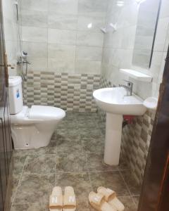 bagno con lavandino, servizi igienici e bidet di Guest House a Dubai