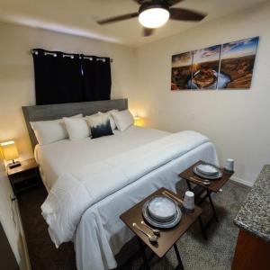 1 dormitorio con 1 cama blanca grande y 2 mesas en 069B Cozy Suite Kitchen & King Bed near South Rim, en Valle