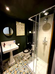 a bathroom with a toilet and a sink and a shower at Beautiful self-contained Cotswolds Barn in Yatton Keynell