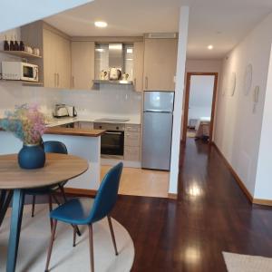 菲尼斯特雷的住宿－Apartamento Mar de Sal，厨房以及带桌椅的用餐室。