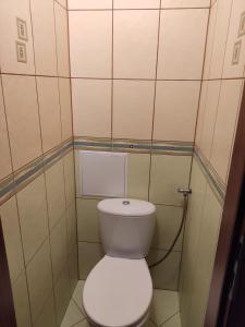 a small bathroom with a white toilet in it at Przy Parku in Jarosław