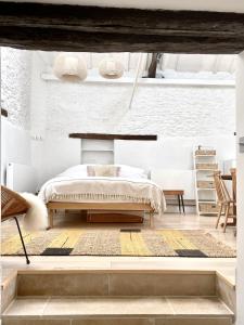 1 dormitorio con 1 cama, mesa y sillas en Beautiful self-contained Cotswolds Barn en Yatton Keynell