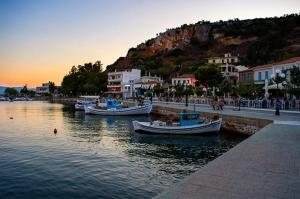 eine Gruppe von Booten, die in einem Gewässer vor Anker liegen in der Unterkunft Maria GuestHouse in Aliveri
