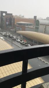 una vista de un estacionamiento con muchos coches en Guest House en Dubái