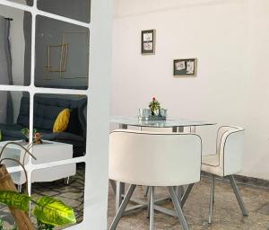 里奧阿查的住宿－Apto #6 hermoso y amplio，一间带桌子和两把椅子的用餐室