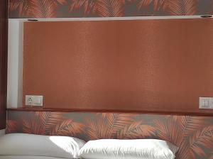 cabecero marrón con 2 almohadas en una cama en Los Patios de Santander, en Santander