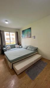 1 dormitorio con 1 cama grande en una habitación en San Remo Oasis Cebu- Vic Place en Cebu City