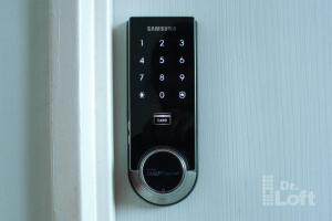 a black remote control attached to a wall at Dr. Loft - Apart céntrico en la ciudad de Rosario in Rosario