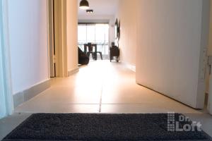 un pasillo con una puerta que da a un comedor en Dr. Loft - Apart céntrico en la ciudad de Rosario, en Rosario