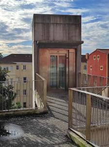 ein Gebäude mit einer Tür in einer Stadt mit Gebäuden in der Unterkunft Los Patios de Santander in Santander