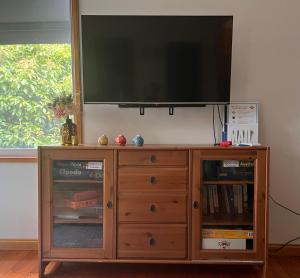 TV a/nebo společenská místnost v ubytování Cozy Beach Hideaway Pet friendly