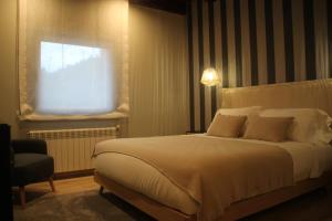 A bed or beds in a room at Hotel a Ecogranxa