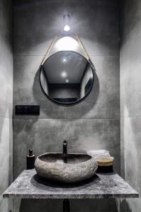 y baño con lavabo de piedra y espejo grande. en Leśna Baszta, 